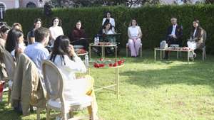 O Presidente da República, António José Seguro (2-D), participa num encontro sob o tema "Liberdade, Democracia e Futuro: Conversa do Presidente da República" com 25 jovens no jardim do Palácio de Belém, que foi aberto ao público no âmbito, das comemorações do 52º aniversário da Revolução de Abril de 1974, em Lisboa 25 de abril de 2026. ANTÓNIO COTRIM/LUSA