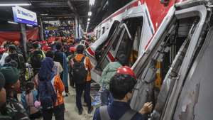 epaselect epa12918164 Rescuers work to evacuate trapped passengers from the wreckage of collided trains at East Bekasi train station in Bekasi, West Java, Indonesia, 28 April 2026. According to the Director of PT KAI, Indonesia’s state‑owned railway operator, at least five passengers were killed and dozens were injured after two trains collided at the station on 27 April 2026.  EPA/MAST IRHAM
