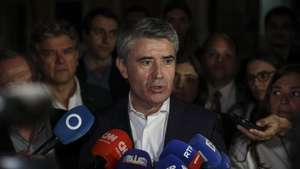O secretário-geral do Partido Socialista (PS), José Luís Carneiro, presta declarações à comunicação social à chegada para a Reunião da Comissão Política Nacional, na sede nacional do partido, em Lisboa, 30 de abril de 2026. Na sequência da sua eleição na Comissão Nacional realizada no dia 19 de abril, os novos órgãos do PS reúnem-se pela primeira vez na Comissão Política Nacional. ANTÓNIO COTRIM/LUSA