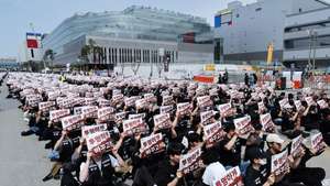 epaselect epa12908424 Samsung Electronics union members hold placards with the words ‘Transparent Change’ during a protest outside the company's semiconductor plant in Pyeongtaek, South Korea, 23 April 2026. The union has announced plans to launch an 18-day general strike from 21 May to 07 June, which could result in losses for the company of up to 30 trillion won (17.34 billion euros).  EPA/HAN MYUNG-GU