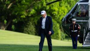 epa12961863 U.S. President Donald Trump walks on the South Lawn of the White House after arriving on Marine One in Washington, DC, USA, 15 May 2026.  EPA/Eric Lee / POOL