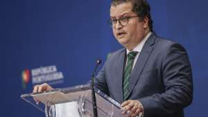 O ministro de Estado e Finanças, Joaquim Miranda Sarmento, intervém na conferência de imprensa na sequência da divulgação das Contas Nacionais Trimestrais relativas a 2025, pelo Instituto Nacional de Estatística (INE), no Ministério das Finanças, em Lisboa, 26 de março de 2026. MIGUEL A. LOPES/LUSA