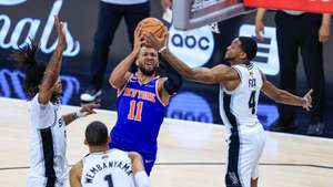 epaselect epa13019382 New York Knicks guard Jalen Brunson (C) takes a shot in between San Antonio Spurs guard Stephon Castle (L), San Antonio Spurs forward Victor Wembanyama (2-L) and San Antonio Spurs guard De'Aaron Fox (R) during Game 2 of the NBA Finals between the San Antonio Spurs and the New York Knicks in San Antonio, Texas, USA, 05 June 2026.  EPA/ADAM DAVIS SHUTTERSTOCK OUT