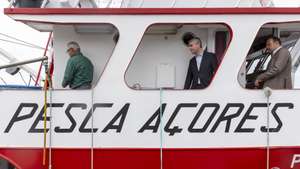 O secretário-geral do Partido Socialista (PS), José Luís Carneiro (C), acompanhado pelo presidente do PS/Açores, Francisco César (D), durante um passeio numa embarcação de pesca no final da Rota da Economia do Mar, No Porto de pesca, em Vila Franca do Campo, ilha de São Miguel, Açores, 09 de junho de 2026. EDUARDO COSTA/LUSA
