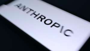 epa13026223 The Anthropic logo is displayed on a mobile phone in Liverpool, Britain, 09 June 2026. Leading AI (artificial intelligence) and technology companies Anthropic, OpenAI, and SpaceX are preparing to go public this year at an estimated combined valuation of around four trillion dollars (approximately 3.44 trillion euros).  EPA/ADAM VAUGHAN