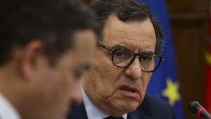 O ministro da Economia e da Coesão Territorial, Manuel Castro Almeida, durante a audição na Comissão da Reforma do Estado e Poder Local, na Assembleia da República em Lisboa, 17 de junho de 2026. TIAGO PETINGA/LUSA