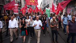 O secretário-geral do Partido Comunista Português (PCP), Paulo Raimundo (C), participa na marcha "Luta, caminho da Vitória - Salários, Pensões, Serviços Públicos - Novo Rumo para Portugal", em Lisboa, 22 de junho de 2026. RODRIGO ANTUNES/LUSA