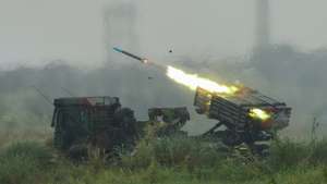 epaselect epa13025379 Taiwan military Thunderbolt-2000 multiple-launch rocket system (MLRS), fires during the ‘Heavy artillery firing and new weapon replacement verification firing training’ in Taichung, Taiwan, 09 June 2026. The drill aims to further strengthen the combat capability of the Taiwanese military.  EPA/RITCHIE B. TONGO