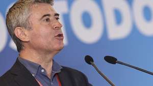 O secretário-geral do Partido Socialista (PS), José Luís Carneiro, intervém durante a reunião da Comissão Nacional Lisboa, em Lisboa, 28 de junho de 2026. A reunião tem como ponto único da agenda discutir e votar as moções setoriais que foram aceites no no 25.º Congresso Nacional do PS, que decorreu no final de março, em Viseu.  ANTÓNIO COTRIM/LUSA