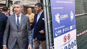 O secretário-geral do Partido Socialista (PS), José Luís Carneiro (E), acompanhado pelo líder parlamentar, Eurico Brilante Dias, durante a visita a uma obra do PRR para alojamento de agentes da PSP deslocados, Loures, 29 de junho de 2026. O grupo parlamentar do Partido Socialista realiza, entre os dias 28 e 30 de junho, as Jornadas Parlamentares sob o tema "Custo de Vida: o seu aumento e os seus impactos". ANTÓNIO COTRIM/LUSA