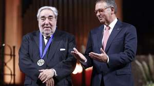 epa13076614 Portuguese architect Eduardo Souto de Moura (C) receives the 2026 UIA Gold Medal from Portuguese President Antonio Jose Seguro during the Architects International Union gala in Barcelona, Spain, 30 June 2026.  EPA/QUIQUE GARCIA