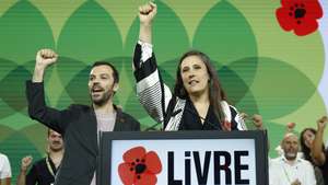 A co-porta voz do Livre, Isabel Mendes Lopes, ladeada pelo candidato a co-porta-voz do partido, Jorge Pinto (E), durante o 17º Congresso do Livre, em Sintra, 11 de julho de 2026. ANTÓNIO PEDRO SANTOS/LUSA