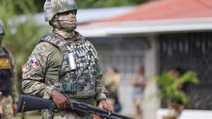 epa12191826 A member of the National Police during the day of protests in Changuinola, Bocas del Toro, Panama, 22 June 2025. The Archbishop of Panama, Jose Domingo Ulloa, called for 'common sense, prudence, and responsible dialogue' in the face of the escalating violence during the protests against the Social Security reform in the country's banana-growing region.  EPA/Bienvenido Velasco