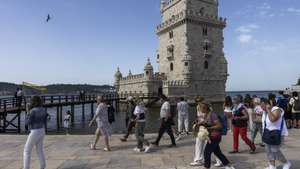 Turistas passeiam junto à Torre de Belém, monumento  que reabre no dia 27 de maio após uma intervenção de conservação e restauro realizada no âmbito do Programa de Recuperação e Resiliência (PRR) e terá uma limitação de 900 visitantes por dia, em Lisboa, 26 de maio de 2026. JOSÉ SENA GOULÃO/LUSA