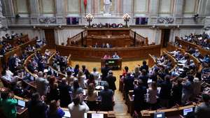 Os deputados da bancada do Partido Social Democrata (PSD) aplaudem de pé a intervenção do ministro da Educação, Ciência e Inovação, Fernando Alexandre, durante o debate de urgência, requerido pelo PCP, sobre “Exames Nacionais”, na Assembleia da República, em Lisboa, 17 de julho de 2026. MIGUEL A. LOPES/LUSA