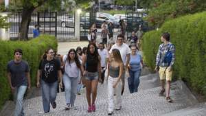 Estudantes à chegada para consultarem as pautas com as notas das provas finais do 11.º e 12.º ano, na escola secundária José Gomes Ferreira, em Lisboa, 17 de julho de 2026. Devido às dificuldades informáticas no processo de classificação eletrónica, que “pressionaram o cumprimento do calendário inicialmente previsto”, o Ministério da Educação, Ciência e Inovação decidiu ajustar o calendário da avaliação externa para garantir aos alunos a qualidade e o rigor do processo e assegurar aos professores o tempo necessário e adequado para a classificação dos itens das provas. ANTÓNIO COTRIM/LUSA