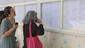 Familiares consultam as pautas com as notas dos exames nacionais, na escola Luís de Camões, em Lisboa, 18 de julho de 2026. ANTÓNIO COTRIM/LUSA