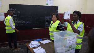 Elementos das mesas eleitorais durante a contagem dos votos nas eleições presidenciais, na secção de voto da Escola Dona Maria de Jesus, em Água Grande, São Tomé, São Tomé e Príncipe, 19 de julho de 2026. NUNO VEIGA/LUSA