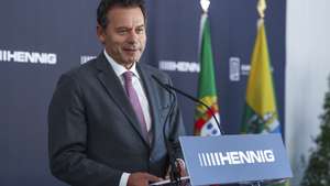 O primeiro-ministro, Luís Montenegro, intervém durante a sessão de lançamento da obra de construção da fábrica da Hennig Portugal, em Alhadas, Figueira da Foz, 23 de julho de 2026. PAULO NOVAIS/LUSA