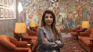 A embaixadora do Paquistão em Portugal, Aisha Farooqui, posa para a foto durante uma entrevista à agência Lusa, em Lisboa, 4 de agosto de 2026. (ACOMPANHA TEXTO DA LUSA) ANTÓNIO COTRIM/LUSA