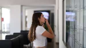 Uma estudante consulta as pautas com as notas dos exames da 2.ª fase, na escola secundária D. Sancho I, em Vila Nova de Famalicão, 07 de agosto de 2026. ESTELA SILVA/LUSA