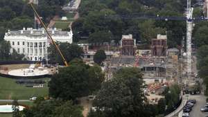 epa13160047 Construction workers at the White House in Washington, DC, USA, 10 August 2026. President Trump has announced plans to take a legal fight over his planned White House ballroom to the US Supreme Court after the DC  Circuit blocked above ground construction of the project.  EPA/WILL OLIVER