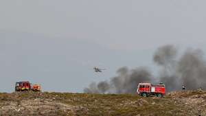 Bombeiros combatem o incêndio que consome mato, junto à povoação de Cando, na Serra da Freita, Arouca, 18 de agosto de 2026. PAULO NOVAIS/LUSA
