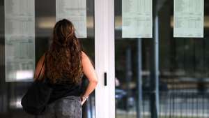 Uma estudante consulta as pautas com as notas dos exames da 2.ª fase, na escola secundária D. Sancho I, em Vila Nova de Famalicão, 07 de agosto de 2026. ESTELA SILVA/LUSA