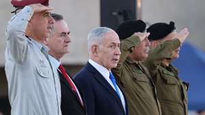 epa13064245 Israeli Prime Minister Benjamin Netanyahu (C), IDF Chief of staff Eyal Zamir (2-R) and Defence minister Israel Katz (2-L) attend the graduation ceremony of the Israel Defense Forces officers' course at a military base near Mitzpe Ramon, southern Israel, 25 June 2026.  EPA/ABIR SULTAN