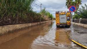 epa13184056 A firefighting truck is seen along a flooded road after heavy rainfall in the town of Roda de Bera, Tarragona, Catalonia, northeastern Spain, 22 August 2026. Heavy rainfall hit the province of Tarragona early in the morning, causing roads to be closed and railway services to be suspended due to flooding.  EPA/JAVIER DIAZ