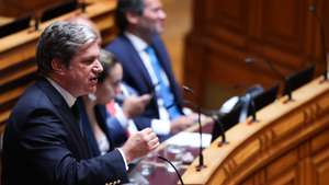 O deputado do CDS/PP Paulo Núncio usa da palavra durante a Reunião da Comissão Permanente para debater os problemas com os exames nacionais e todo o processo em curso, na Assembleia da República, em Lisboa, 3 de agosto de 2026. TIAGO PETINGA/LUSA