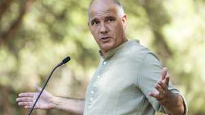 O secretário-geral do Partido Comunista Português (PCP), Paulo Raimundo, usa da palavra durante uma conferência de imprensa no final de uma visita ao recinto da Festa do Avante, que se realiza entre 4 e 6 de setembro, na Quinta da Atalaia, na Amora, Seixal, 27 de agosto de 2026. JOSÉ SENA GOULÃO/LUSA