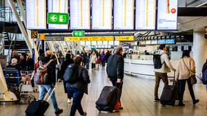 epa12733474 Passengers at Schiphol Airport before the presentation of the Royal Schiphol Group's annual figures in Schiphol, Netherlands, 13 February 2026.  EPA/JEFFREY GROENEWEG