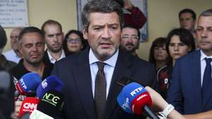 O presidente do Chega, André Ventura, fala aos jornalistas à chegada para a visita ao Centro Social São João, em Pé de Cão, Coimbra, 28 de agosto de 2026. PAULO NOVAIS/LUSA