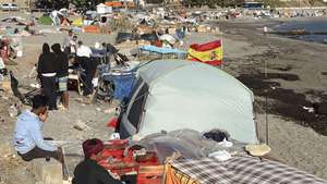 epa13196346 Migrants camp in makeshift shelters on Trampolin Beach in Ceuta, Spain, 28 August 2026. Protesters on 27 August blocked the access of a Red Cross truck to Trampolin beach for more than two hours, as the organization was distributing aid to the migrants.  EPA/REDUAN