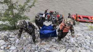 epa13201997 Nepal Army personnel conduct search and recovery operations along the Narayani River in Chitwan district, Nepal, 31 August 2026. More than 700 people were killed, and hundreds remain missing across northern Nepal after a glacial collapse and avalanche-triggered flash floods and mudslides along the Bhotekoshi and Trishuli river valleys near the Nepal-Tibet border, causing widespread destruction to settlements and infrastructure, according to the National Disaster Risk Reduction and Management Authority (NDRRMA).  EPA/NARENDRA SHRESTHA