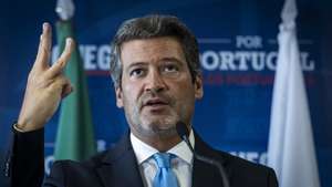 O presidente do Chega, André Ventura, fala aos jornalistas durante uma conferência de imprensa na sequência das declarações do primeiro-ministro, este domingo, sobre o tema da Educação, na sede do Chega em Lisboa, 31 de agosto de 2026. JOSÉ SENA GOULÃO/LUSA