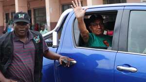 O vencedor das eleições presidenciais, Carlos Vila Nova, acena aos populares no interior de um carro, após ser reeleito para mais cinco anos, em São Tomé, 20 de julho de 2026. O Presidente de São Tomé e Príncipe, Carlos Vila Nova, foi reeleito domingo com 55,94% dos votos, contra os 41,92% do principal adversário, Nito d’Abreu. NUNO VEIGA/LUSA