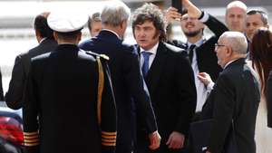 epa13209918 Chilean President Jose Antonio Kast (C-L) bids farewell to President of Argentina Javier Milei (C) following an official visit at the Palacio de la Moneda in Santiago, Chile, 03 September 2026. Kast welcomed Milei following the controversy surrounding the sovereignty of the Strait of Magellan and the arrest in Bolivia of the digital strategist for the Latin American far right, Argentine Fernando Cerimedo.  EPA/Elvis Gonzalez