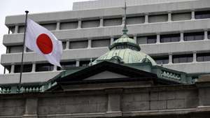 epa13040476 The Japanese national flag flutters at the Bank of Japan (BOJ) headquarters in Tokyo, Japan, 16 June 2026. The BOJ decided to raise its key policy interest rate from the current 0.75 percent to 1.0 percent, marking the highest interest-rate level since September 1995.  EPA/FRANCK ROBICHON
