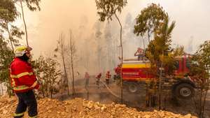 Bombeiros combatem um incêndio florestal em Melres, Gondomar, Porto, 30 de julho 2025. As povoações de Montezelo e Altocentro, em Melres, concelho de Gondomar, estão ameaçadas pelas chamas do incêndio que começou na terça-feira em Penafiel, revelou à Lusa fonte dos bombeiros de Melres e segundo o ‘site’ da Autoridade Nacional de Emergência e Proteção Civil (ANEPC), pelas 14:55 este incêndio no distrito do Porto estava a ser combatido por 178 operacionais, apoiados por 47 viaturas e três meios aéreos. DIOGO BAPTISTA/LUSA