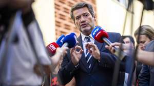 O presidente do Chega, André Ventura, fala aos jornalistas à chegada para uma visita à Santa Casa da Misericórdia de Cascais, 11 de setembro de 2026. JOSÉ SENA GOULÃO/LUSA