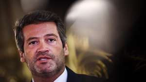 O presidente do partido Chega, André Ventura, em conferência de imprensa após uma reunião com o presidente da Assembleia da República, José Pedro Aguiar-Branco (ausente da fotografia), na Assmebleia da República, em Lisboa, 17 de setembro de 2026. RODRIGO ANTUNES/LUSA