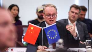 epa12996383 European Union Chamber of Commerce in China President Jens Eskelund (C) speaks during a press conference for the launch of the chamber's 2026 Business Confidence Survey in Beijing, China, 27 May 2026.  EPA/WU HAO