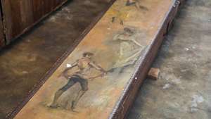 Pormenores de uma das duas pilastras pintadas por Columbano Bordalo Pinheiro, descobertas numa garagem no Caramulo, Tondela, 15 de agosto de 2026. (ACOMPANHA TEXTO DA LUSA DE 22-09-2026) PAULO NOVAIS/LUSA