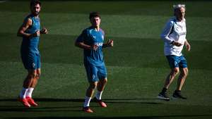Portugal national team head coach Jorge Jesus (R) and his players Bruno Fernandes (L) and João Neves (C) attend a training session ahead of their Uefa Nations League group stage match against Wales, in Oeiras, outskirts of Lisbon, Portugal, 22 September 2026. RODRIGO ANTUNES/LUSA