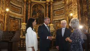 O Presidente da República, António José Seguro (2-E), acompanhado pela mulher Margarida Maldonado Freitas, durante a visita à Igreja de Santo António dos Portugueses, no âmbito da visita ao Vaticano, Roma, Itália, 23 de setembro de 2026.  MANUEL DE ALMEIDA/LUSA