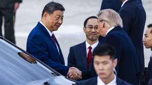 epa13258795 US President Donald Trump (R) greets Chinese President Xi Jinping (L) upon his arrival at Joint Base Andrews, Maryland, USA, 23 September 2026. US President Donald Trump and Chinese President Xi Jinping are scheduled to hold bilateral talks during Xi's state visit to the United States.  EPA/JIM LO SCALZO