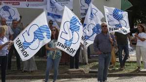Um grupo de professores da FENPROF - Federação Nacional dos Professores recebeu em protestos o ministro da Educação, Ciência e Inovação, Fernando Alexandre (ausente na fotografia) à chegada para a visita de inauguração da requalificada da Escola Básica Eugénio de Castro, em Coimbra, 17 de setembro de 2026. PAULO NOVAIS/LUSA