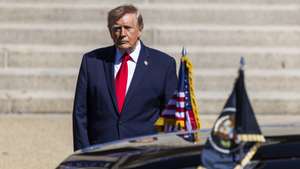 epa13263057 US President Donald Trump waits to escort Chinese President Xi Jinping to the National Archives in Washington, DC, USA, 25 September 2026. President Xi's three-day state visit is his first to DC in 11 years.  EPA/JIM LO SCALZO / POOL